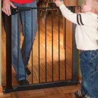 G1001 Pressure Mounted Gateway - Black by: Kidco